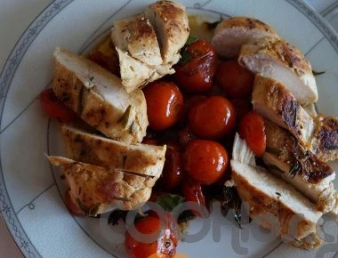 Η συνταγή της ημέρας: Κοτόπουλο σοτέ με δενδρολίβανο, λάιμ και τοματίνια